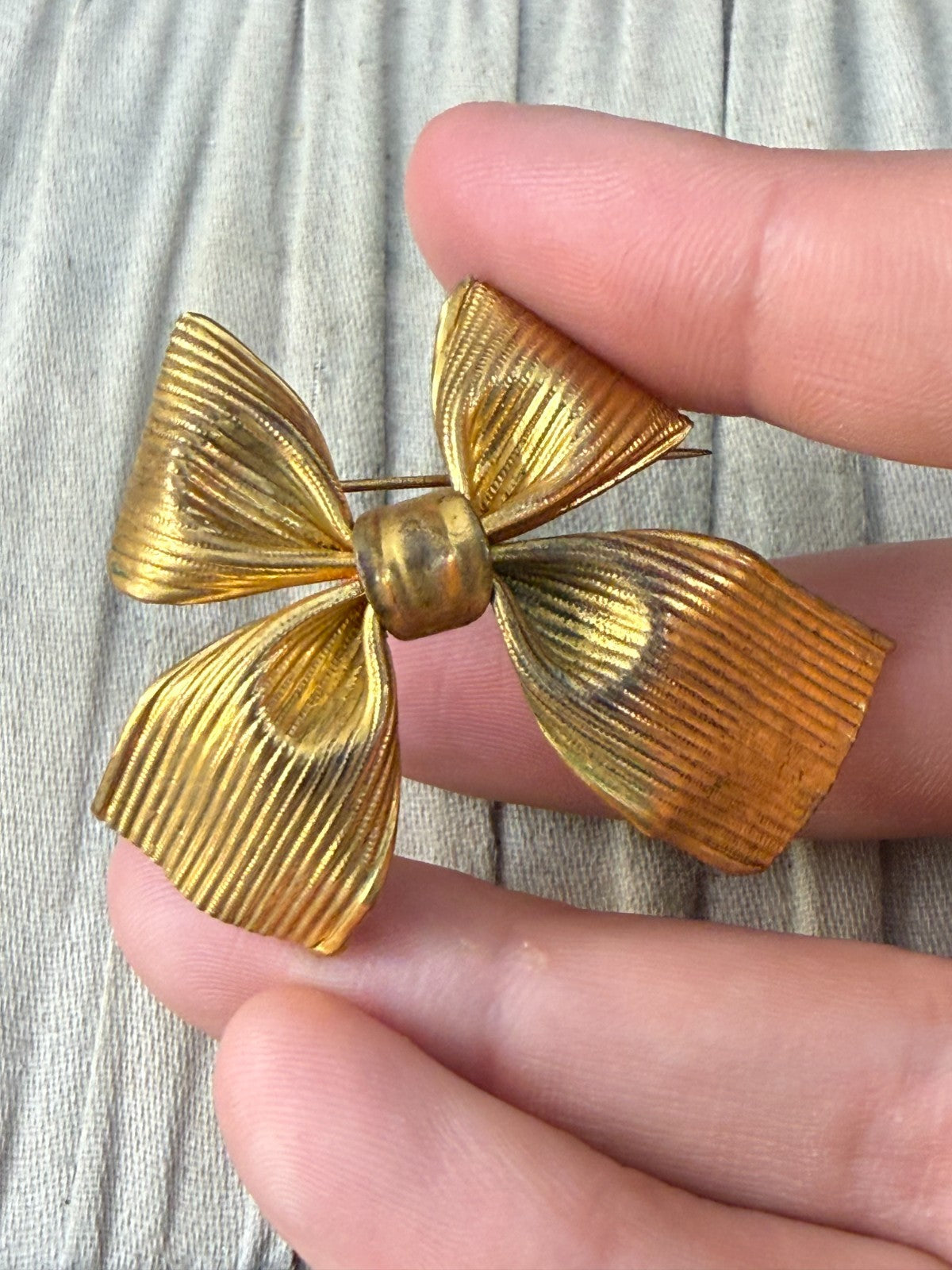 Vintage Gold Tone Ribbed Bow Brooch Mid Century Four Lobe Pleated Ribbon Pin