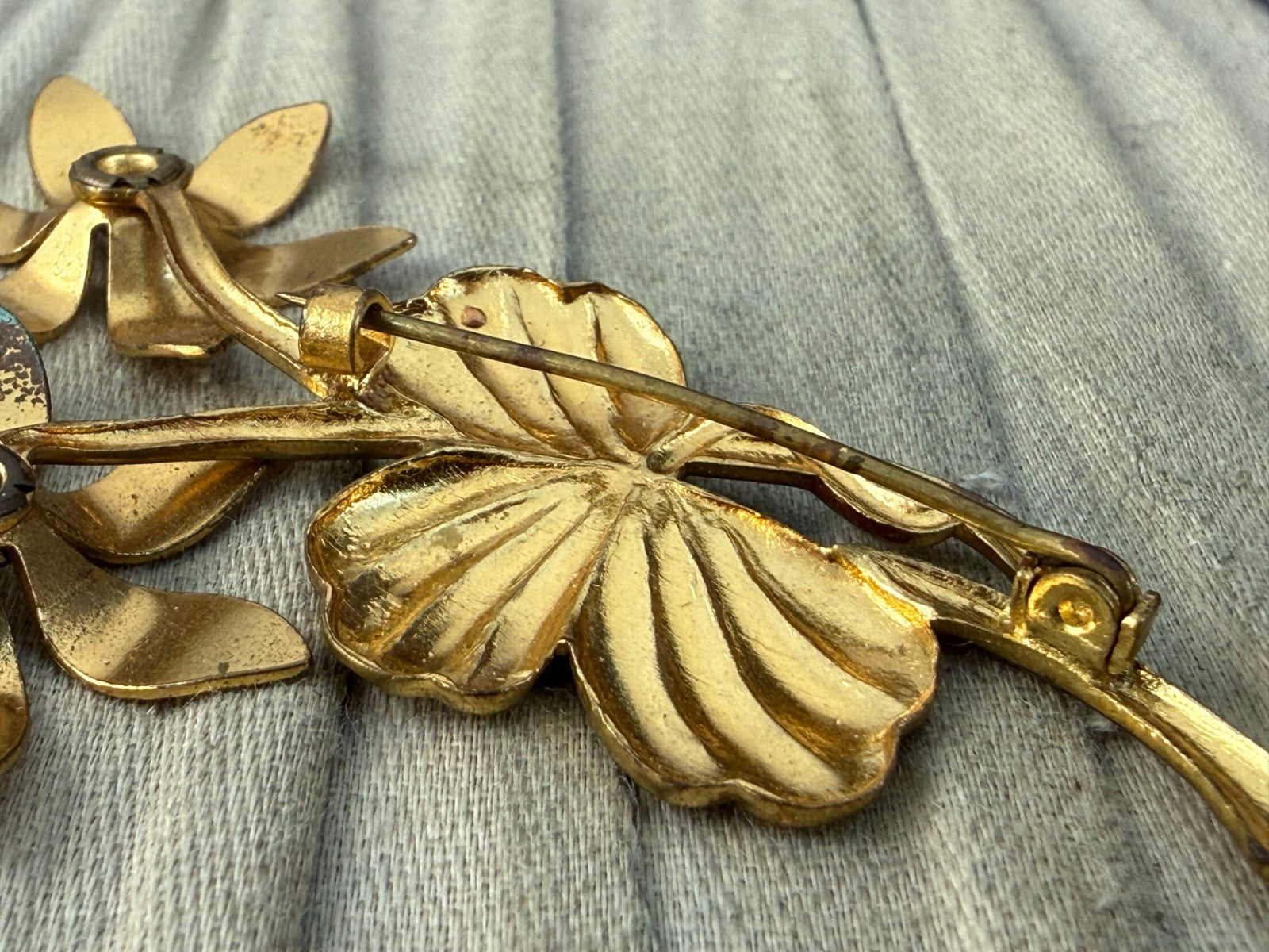 Vintage Gold Tone Double Daisy Spray Brooch Clear Rhinestone Floral Mid Century