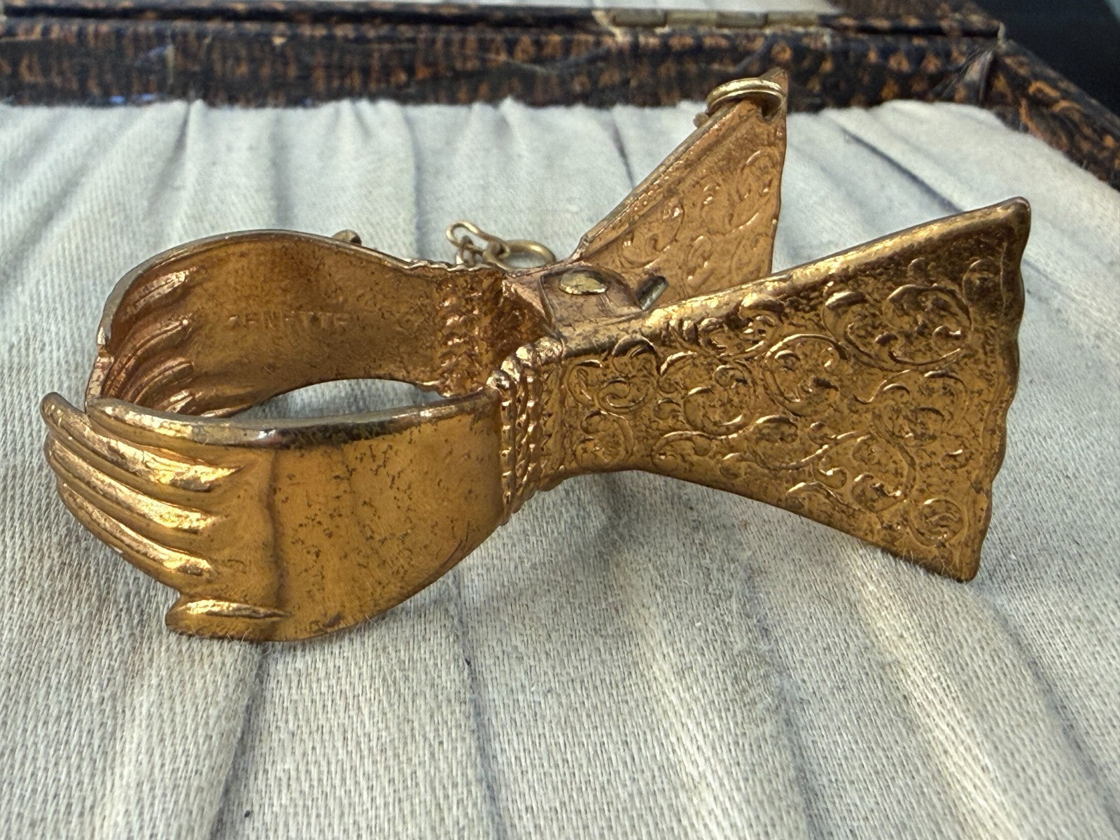 Vintage Zenette Gold Tone Glove Clip Holder Engraved Sleeve Hand Cuff Pin Chain