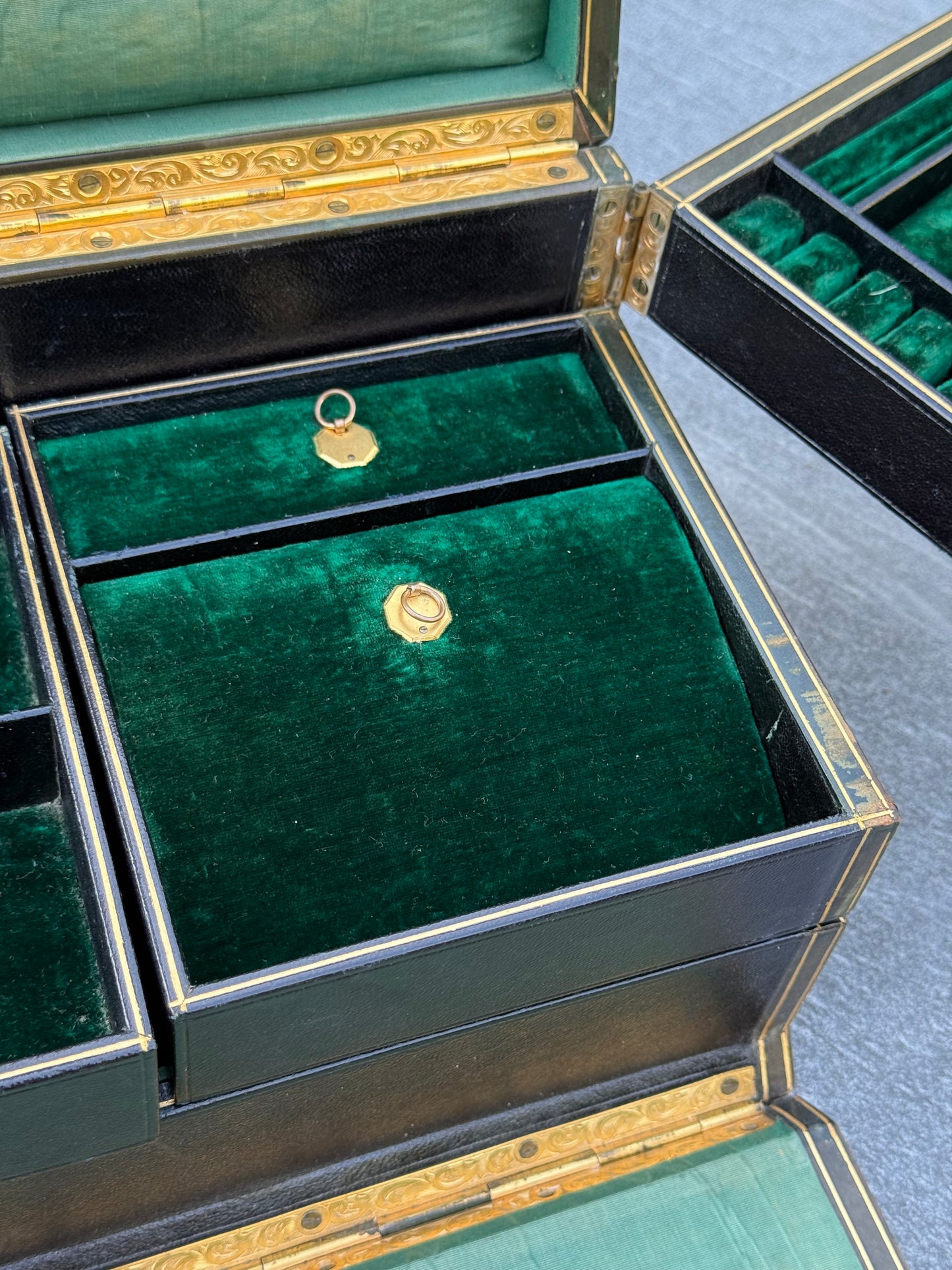 Large Victorian Green Velvet Travelling Jewellery Box