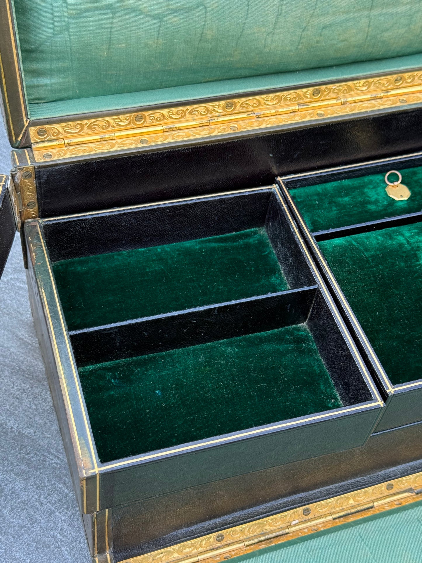 Large Victorian Green Velvet Travelling Jewellery Box