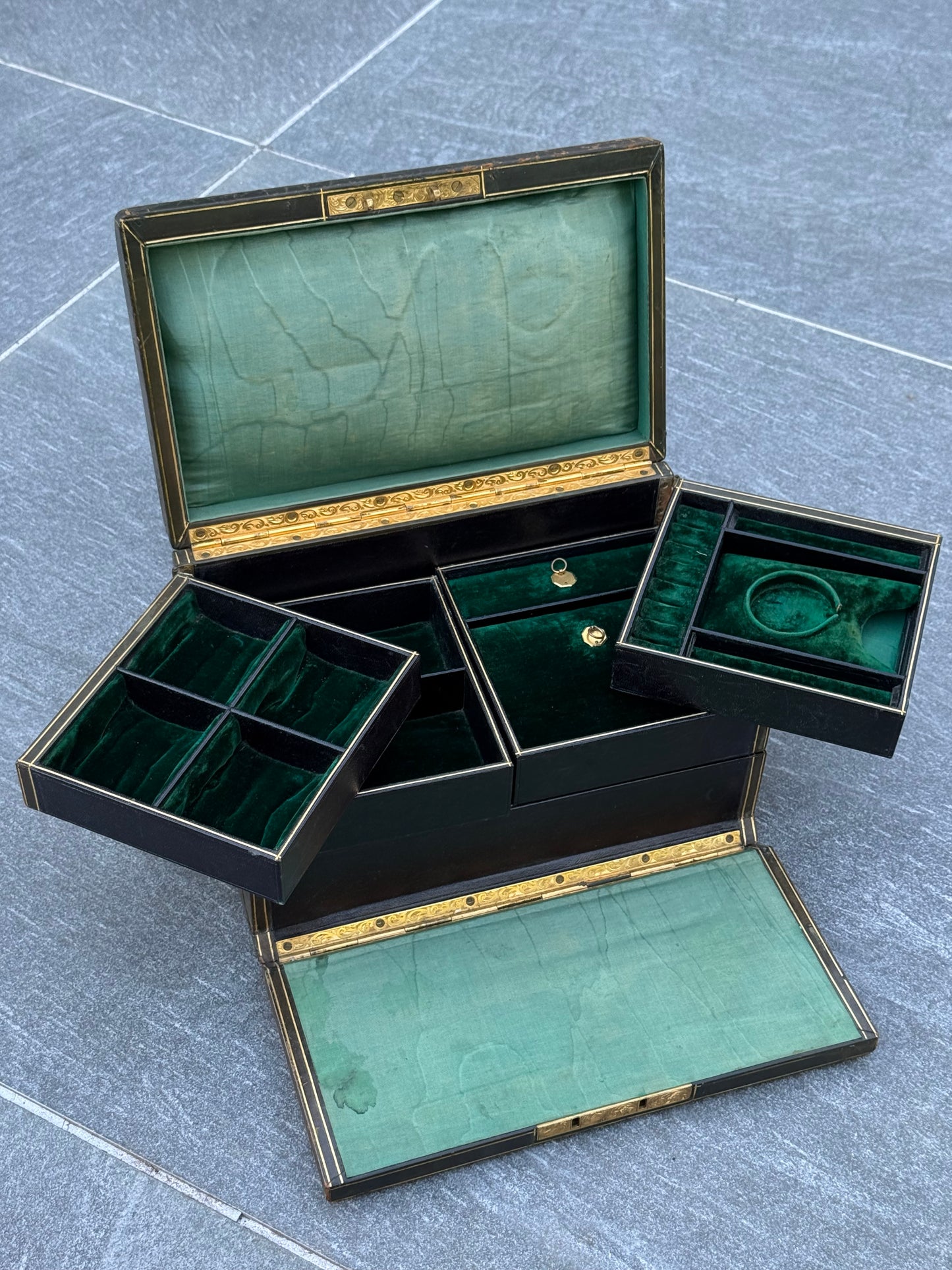 Large Victorian Green Velvet Travelling Jewellery Box