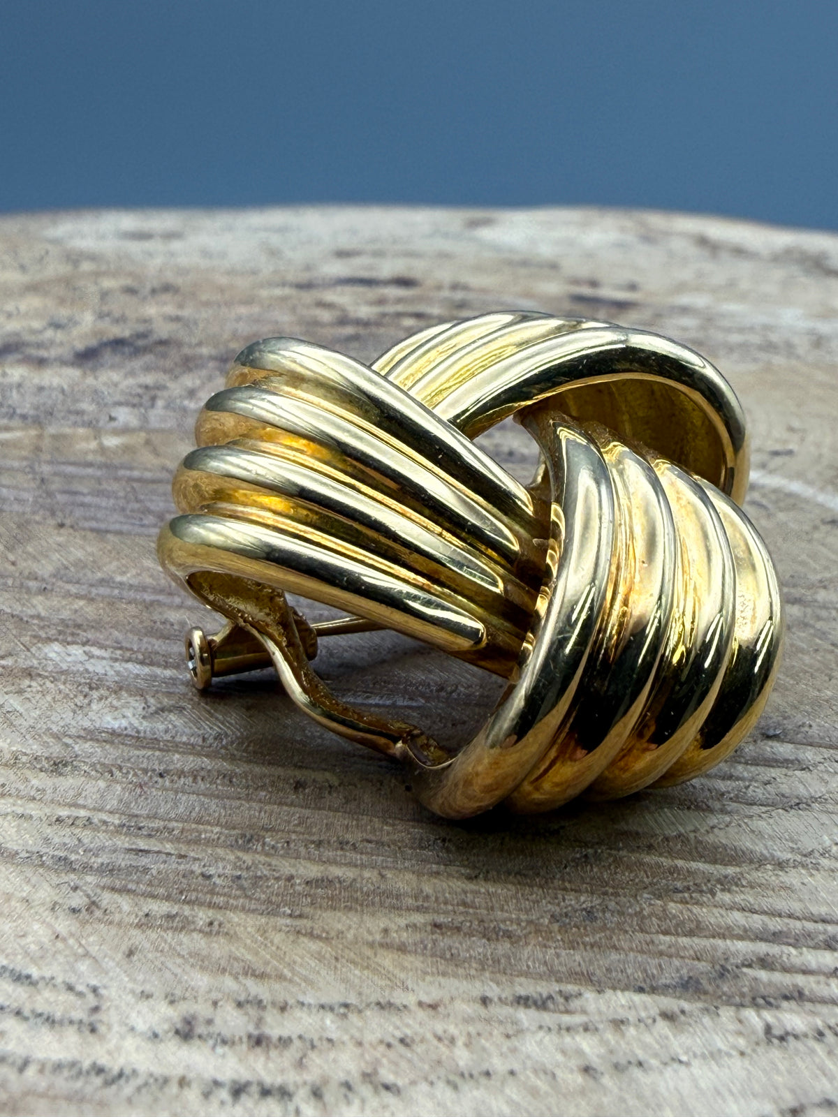 Vintage Gold Tone Ribbed Knot Brooch