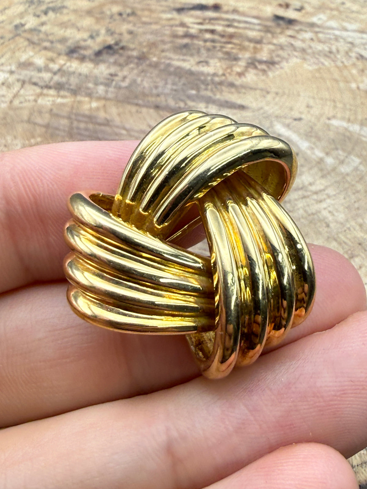 Vintage Gold Tone Ribbed Knot Brooch