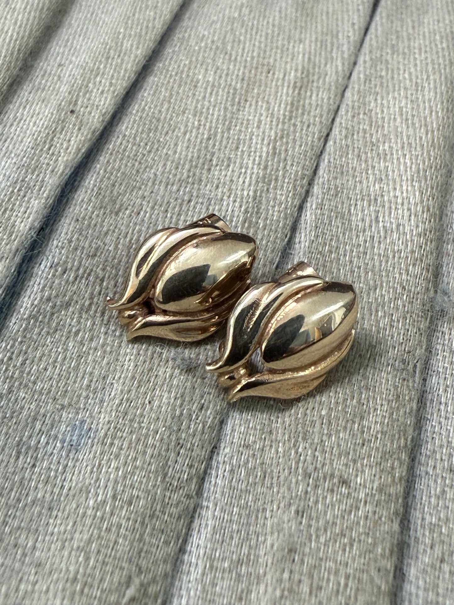 Vintage 9ct Gold Tulip Stud Earrings