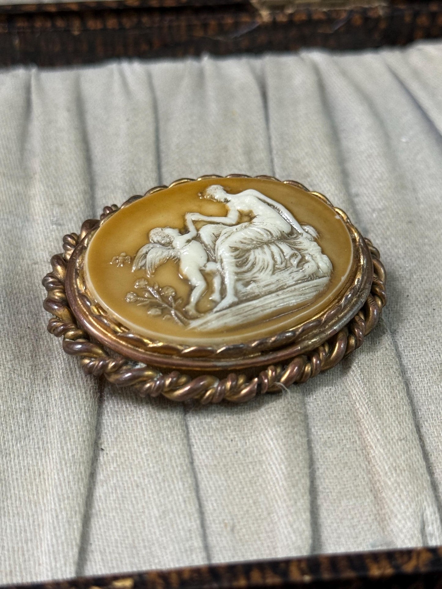 Antique Venus & Cupid Cameo Brooch