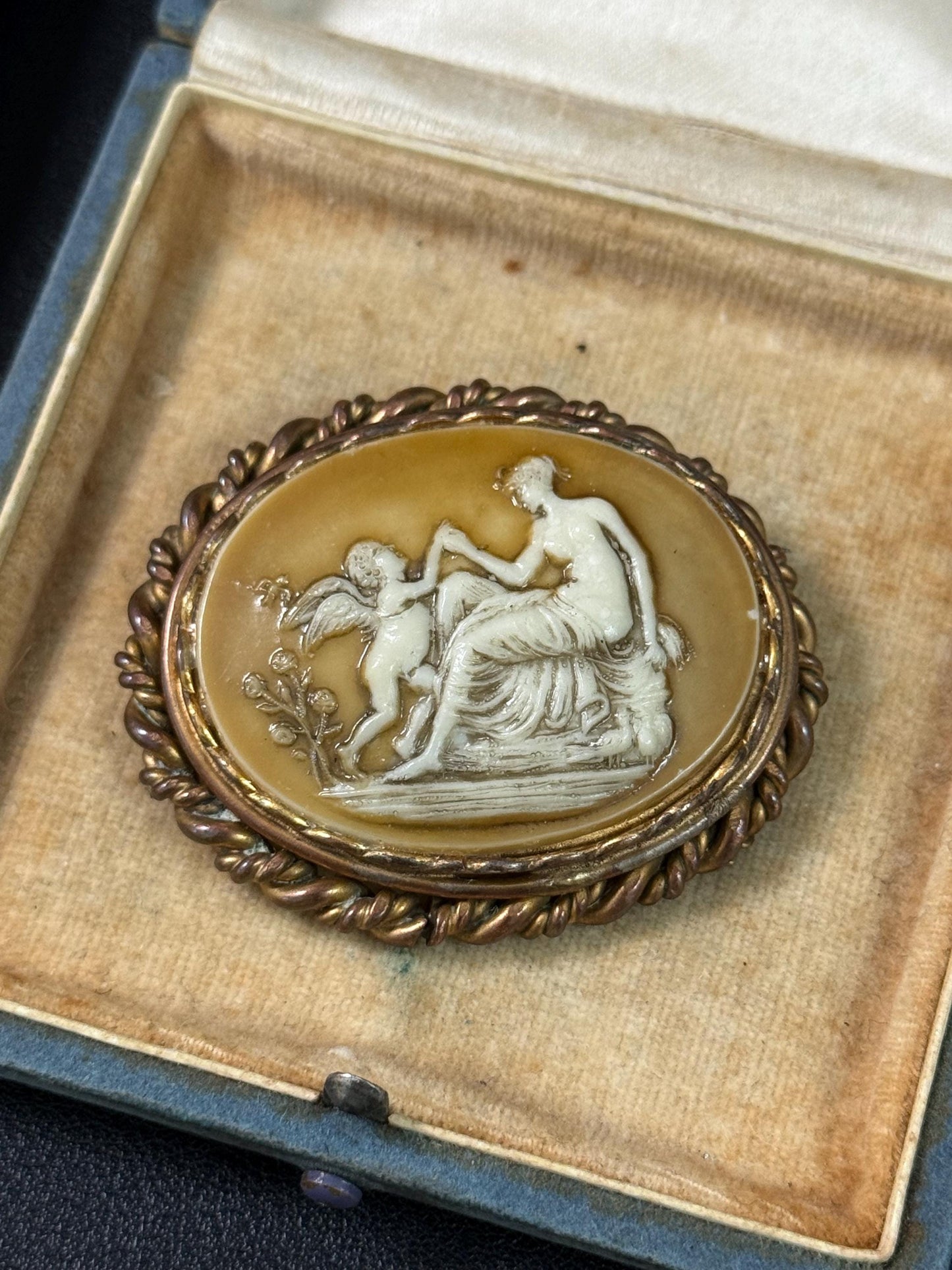 Antique Venus & Cupid Cameo Brooch