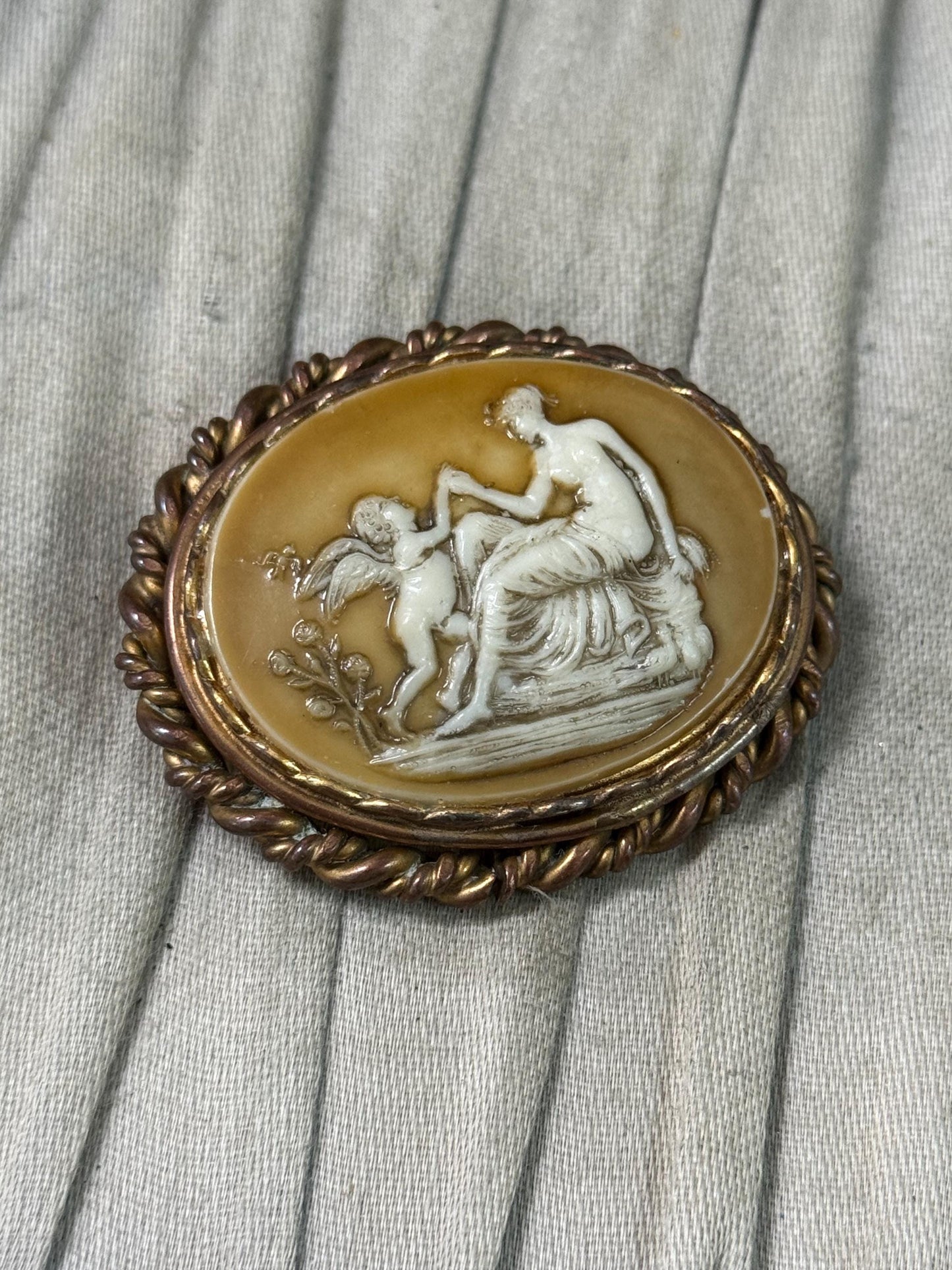 Antique Venus & Cupid Cameo Brooch