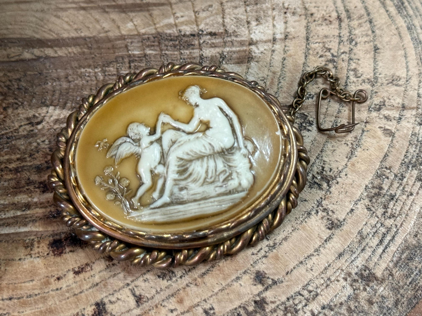 Antique Venus & Cupid Cameo Brooch