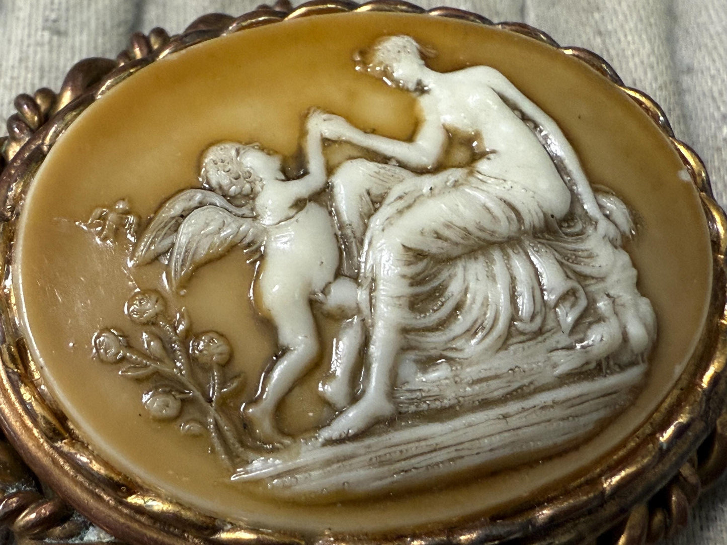 Antique Venus & Cupid Cameo Brooch