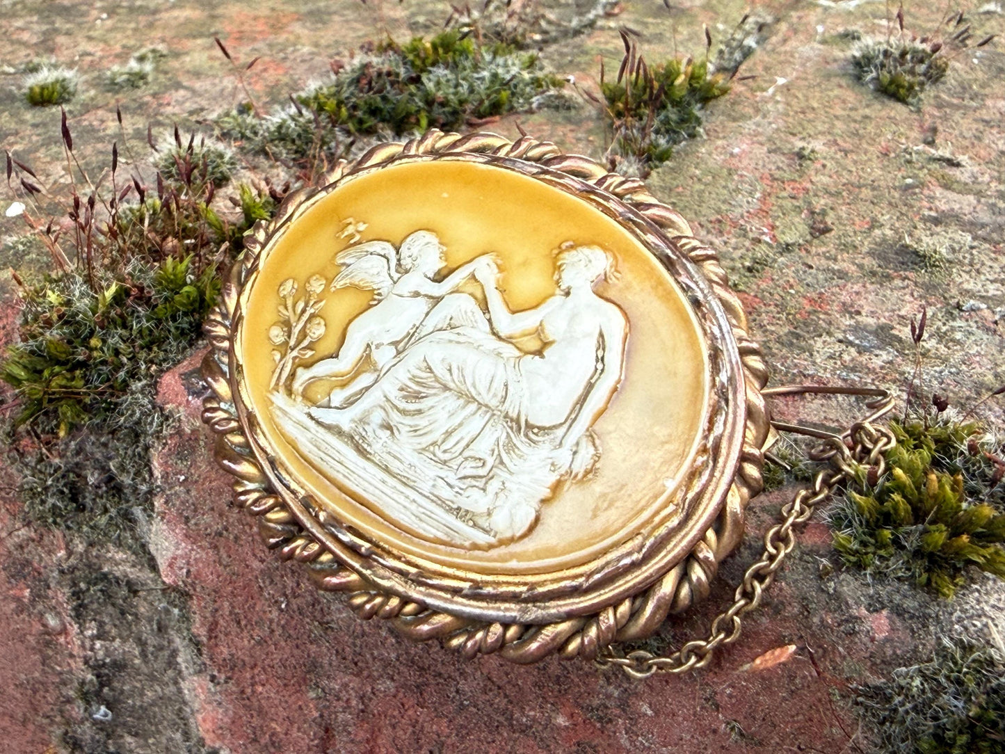 Antique Venus & Cupid Cameo Brooch